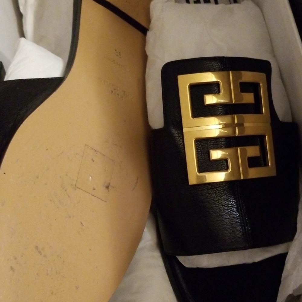 Givenchy - Picture 2 of 6